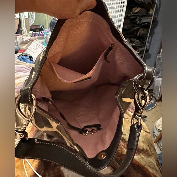 DOONEY & BOURKE. Giraffe print handbag , with Dust cover bag. - Picture 6 of 11